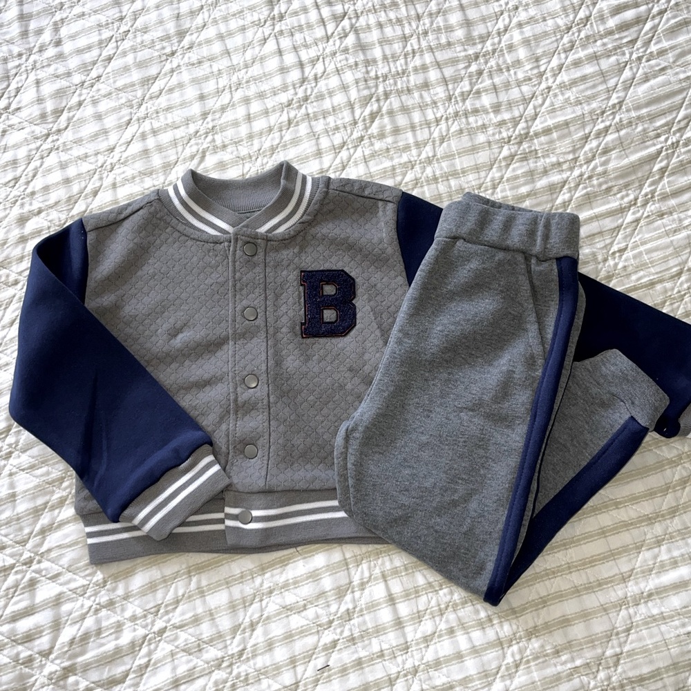 BEARPAW boy grey and navy 2 piece set.